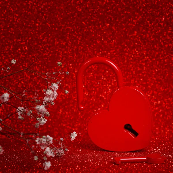 Rode hangslot als symbool liefde. Dag van de Valentijnskaart — Stockfoto