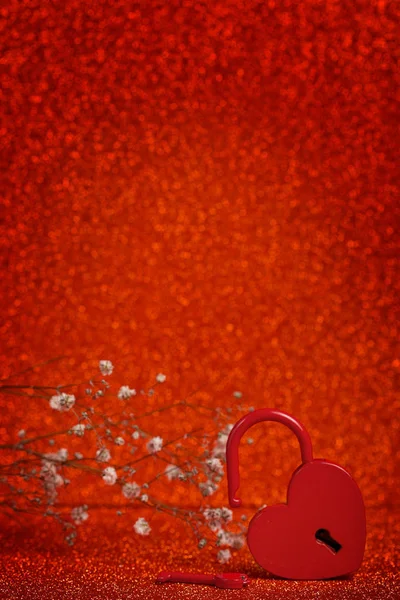 作为象征爱情的红色挂锁。情人节 — 图库照片