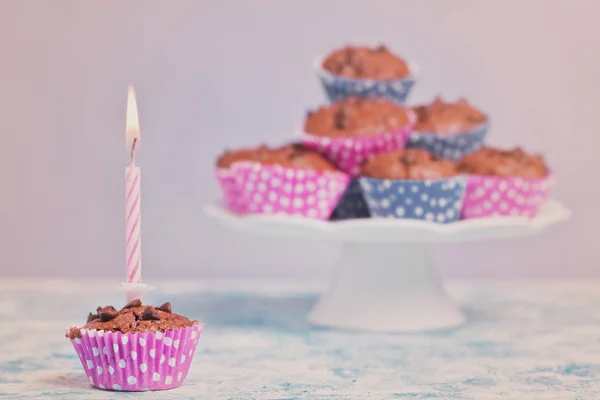 Cupcakes chocolat anniversaire avec des bougies — Photo