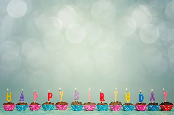 Cupcakes chocolat anniversaire avec des bougies — Photo