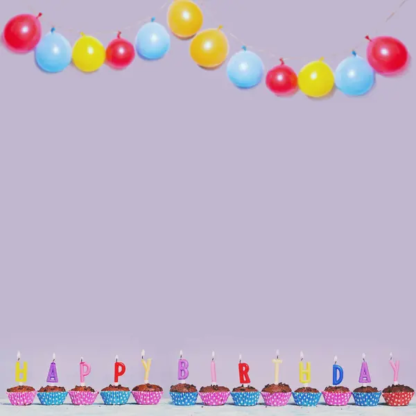 Cupcakes au chocolat d'anniversaire avec bougies et ballons — Photo