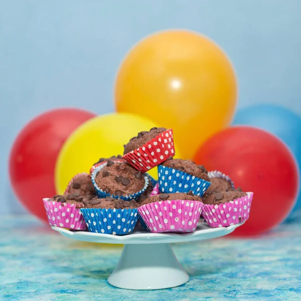 Γενέθλια σοκολάτα cupcakes με καντήλες και μπαλόνια — Φωτογραφία Αρχείου