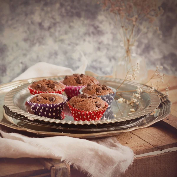 Mini cupcakes de chocolate na placa de prata em estilo rústico — Fotografia de Stock