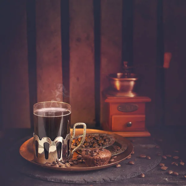 Kaffeetasse mit Vintage-Mühle auf Holztisch — Stockfoto