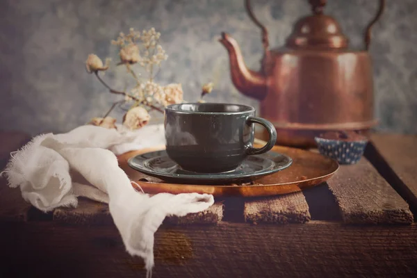 Tasse heißen Kaffee und Wasserkocher im rustikalen Stil — Stockfoto