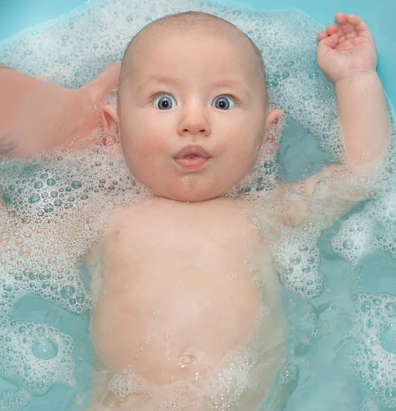 Küçük bebek banyo — Stok fotoğraf
