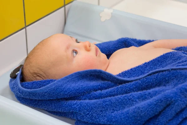 Baby i handduk efter bad — Stockfoto
