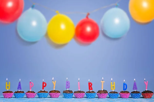 Cupcakes au chocolat d'anniversaire avec bougies et ballons — Photo