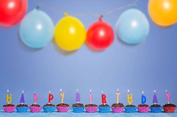 Geburtstag Schokolade Cupcakes mit Kerzen und Luftballons — Stockfoto