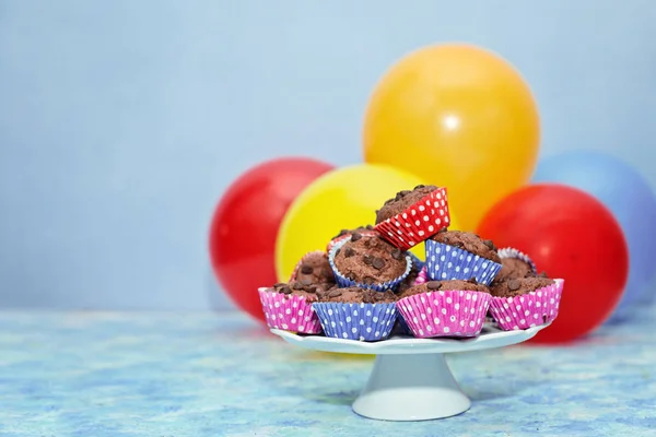 Geburtstag Schokolade Cupcakes mit Kerzen und Luftballons — Stockfoto