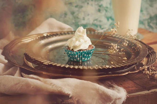 Μίνι σοκολάτα cupcakes σε ασημένιο πιάτο σε ρουστίκ στυλ — Φωτογραφία Αρχείου