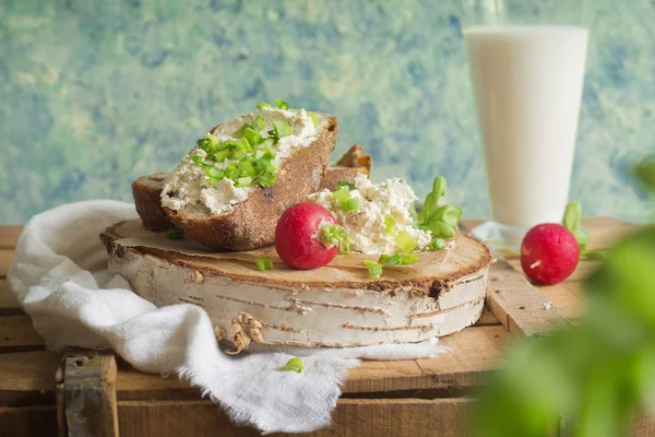 Brot mit Frischkäse, Rettich und Schnittlauch — Stockfoto