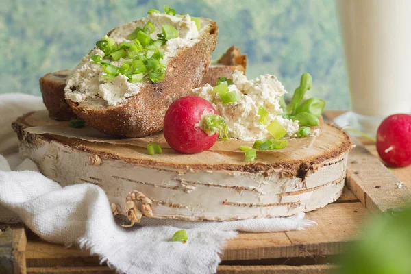 Chleba z twarogiem, rzodkiewki i szczypiorek — Zdjęcie stockowe