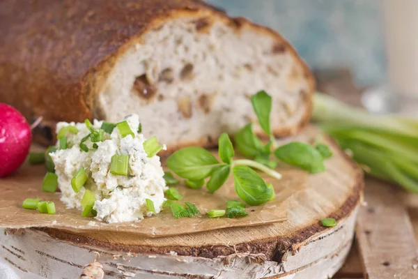 Хлеб со сливочным сыром, редькой и луком — стоковое фото