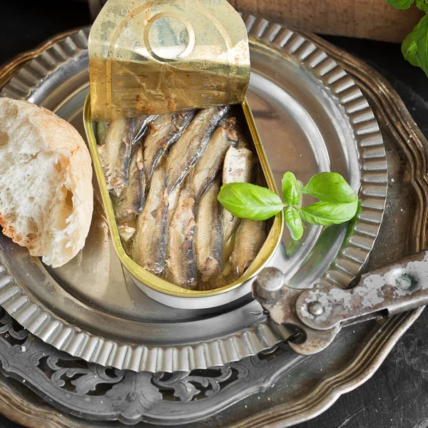 Lata abierta con sardinas — Foto de Stock