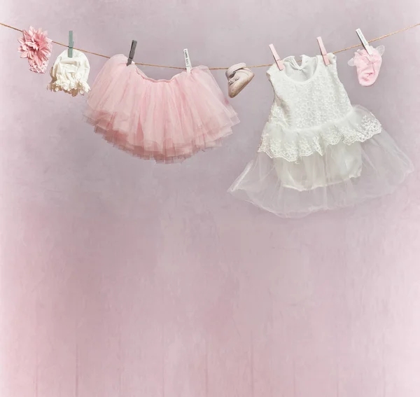 Babykläder hänger på klädstreck — Stockfoto