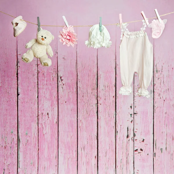 Ropa de bebé colgando en el tendedero —  Fotos de Stock
