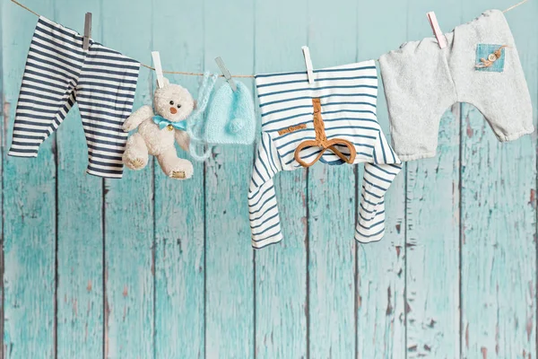Vestiti per bambini appesi alla clothesline — Foto Stock