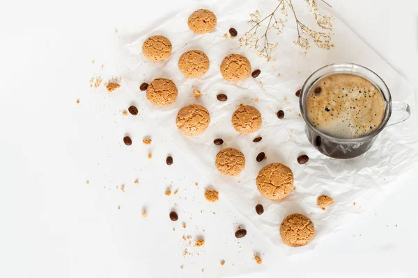 Xícara de café com biscoitos amaretti — Fotografia de Stock