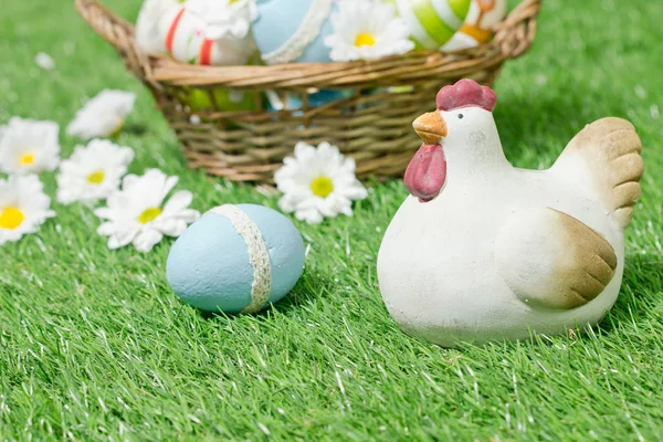 Uova di Pasqua decorate nel cestino con margherite — Foto Stock