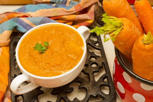 Karottensuppe auf dem Tisch — Stockfoto