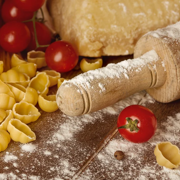 Legumes, óleo, especiarias e massas na mesa — Fotografia de Stock