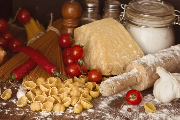 Groenten-, olie-, kruiden- en pasta op tafel — Stockfoto