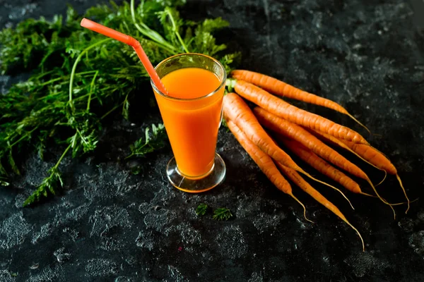 Frische Möhren auf schwarzem Hintergrund — Stockfoto