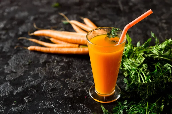 Frische Möhren auf schwarzem Hintergrund — Stockfoto