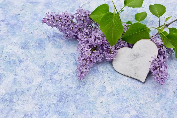 Lilac flowers and wooden heart — Stock Photo, Image