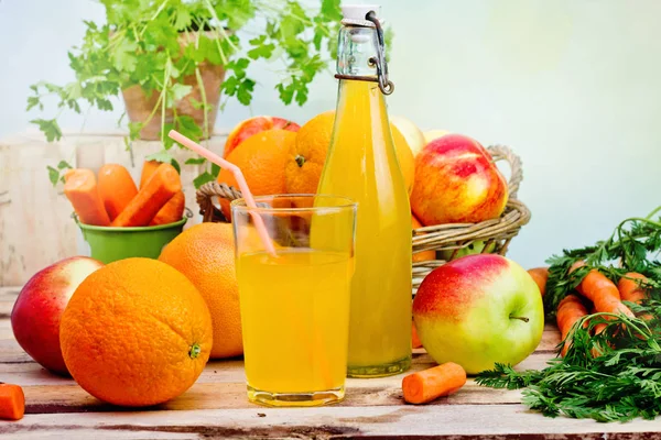 Friuts juice i glas och grönsaker bredvid — Stockfoto