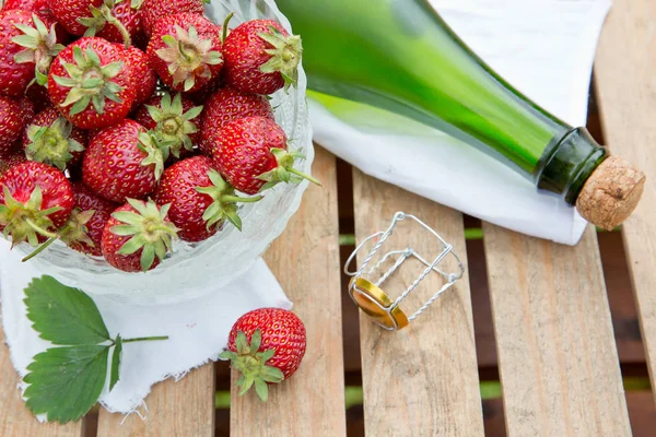 Fresh strawberries on bowl — Stock Photo, Image