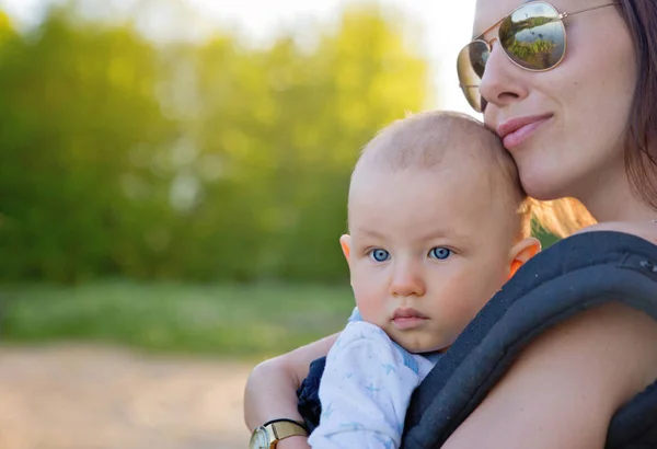 Mamma kramar hennes barn på promenad — Stockfoto