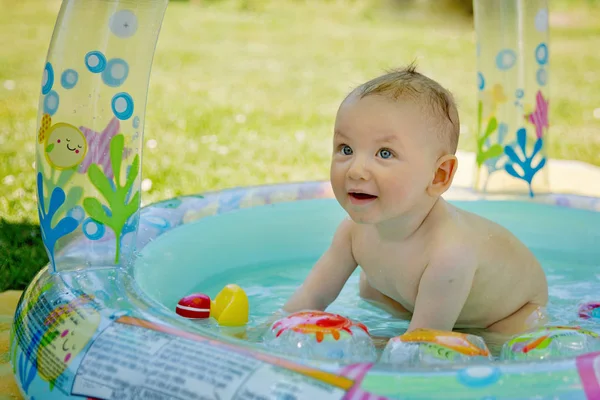 Bahçe Yüzme havuzunda eğleniyor bebek — Stok fotoğraf