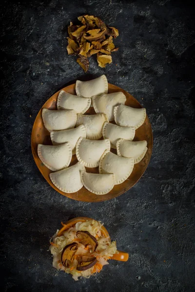 Traditionelle polnische Knödel gefüllt mit Kohl und Champignons — Stockfoto