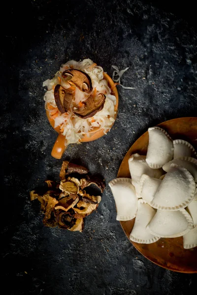 Traditionele Poolse dumplings gevuld met kool en champignons — Stockfoto