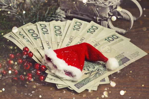 Dinero de regalo con cinta roja y gorra de Santa — Foto de Stock