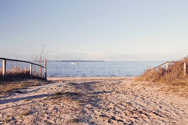 Výhled na pláž u Baltského moře s pískem a vodou — Stock fotografie