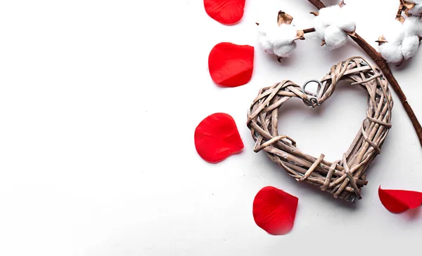 Valentinstag Hintergrund mit Herz und Blumen — Stockfoto