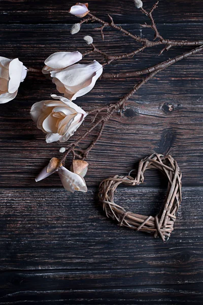 Fond de Saint-Valentin avec coeur et fleurs — Photo
