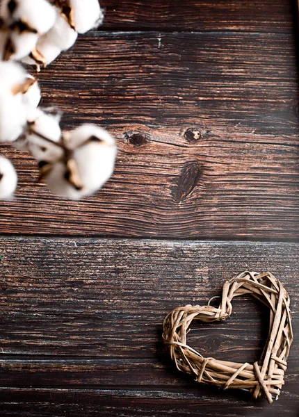 Fundo do dia dos namorados com coração em madeira escura — Fotografia de Stock