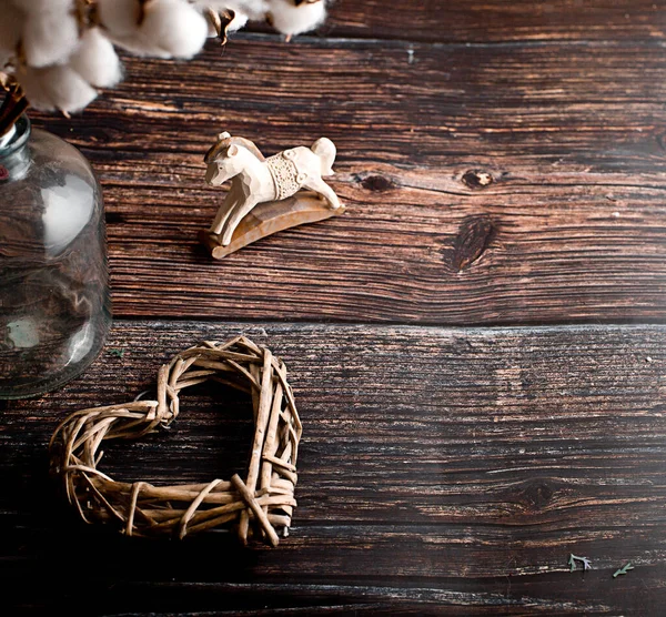 Valentinshintergrund mit Herz auf dunklem Holz — Stockfoto