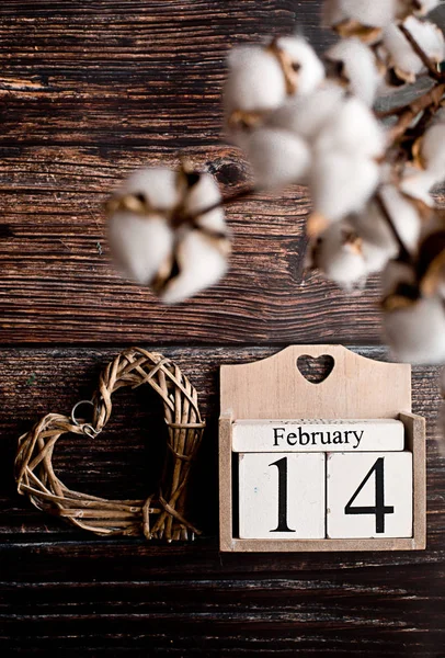 Valentijn achtergrond met hart op donker houten — Stockfoto