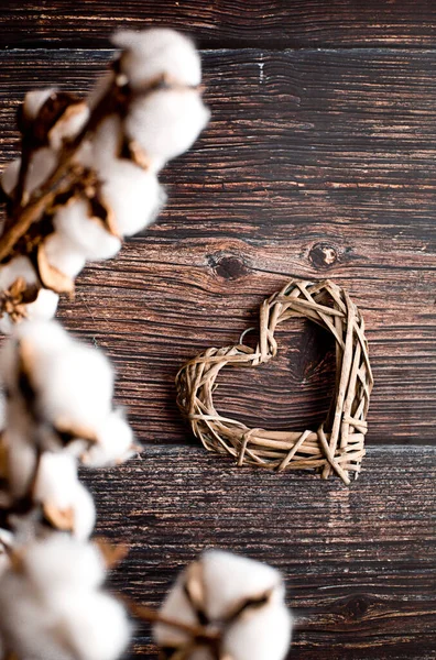 Valentinshintergrund mit Herz auf dunklem Holz — Stockfoto