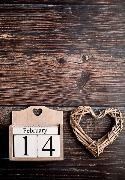 Fundal valentin cu inima pe lemn inchis — Fotografie, imagine de stoc
