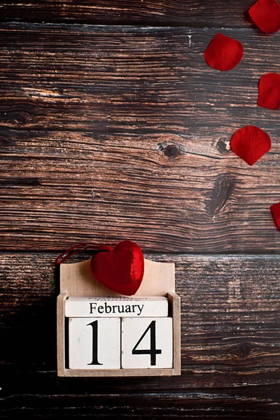 Valentijn achtergrond met hart op donker houten — Stockfoto