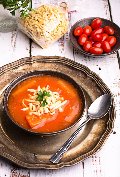 나무 식탁에 국수를 얹은 토마토 수프 — 스톡 사진