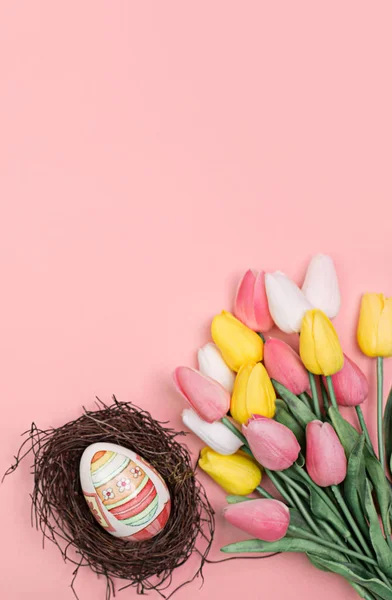 卵と花でイースターの背景 テキストのテンプレート — ストック写真