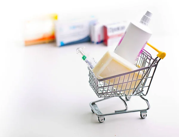 Varietà Pillole Carrello Del Supermercato Sfondo Bianco — Foto Stock