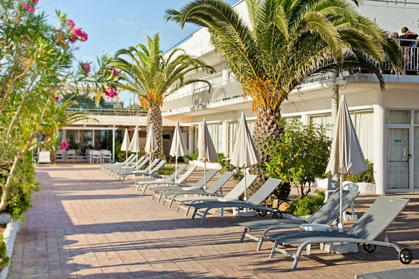 Camas Sol Vazias Perto Piscina Hotel Europeu — Fotografia de Stock